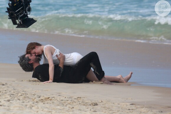 Na última semana, Alexandre Nero e Marina Ruy Barbosa gravaram cenas em que seus personagens aparecem trocando carinhos na praia