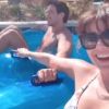 Paula Fernandes se divertiu com o namorado, Gustavo Lyra, na piscina nesta terça-feira, 30 de outubro de 2018