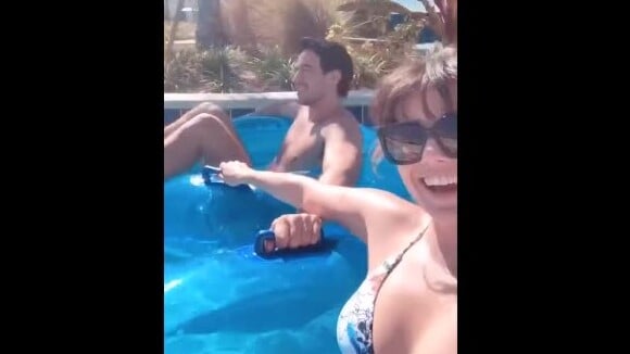 Paula Fernandes mostra diversão com o namorado em piscina: 'Guerra nas boias'