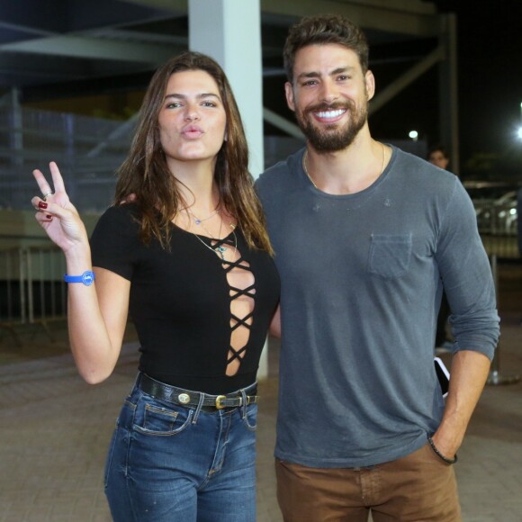 Mariana Goldfarb surgiu ao lado de Cauã Reymond em uma bar em Arraial do Cabo, na Região dos Lagos do Rio de Janeiro