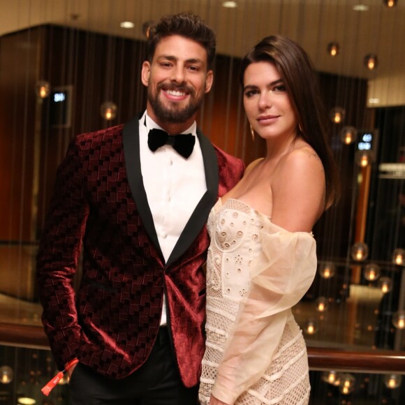 Mariana Goldfarb responde seguidora sobre como é beijar Cauã Reymond, em 31 de outubro de 2018