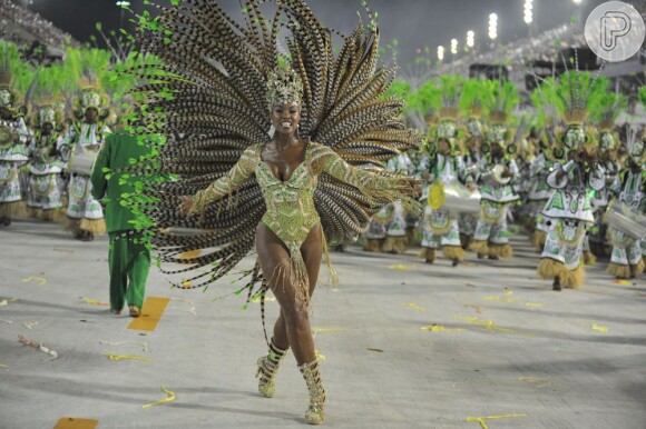 Cris Vianna brilha como rainha da bateria da Imperatriz Leopoldinense; vestindo um maiô em pedrarias nas cores da escola, ela exalta alegria na Sapucaí, em 12 de fevereiro de 2013