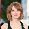 Emma Stone exibe cabelos mais curtos na abertura do Festival de Veneza