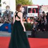 Emma Stone posa com simpatia para fotos no tapete vermelho do evento