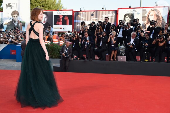 Emma Stone posa com simpatia para fotos no tapete vermelho do evento