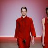 Looks do SPFW que você já pode usar no verão: chemise vermelho em linho de Helena Pontes