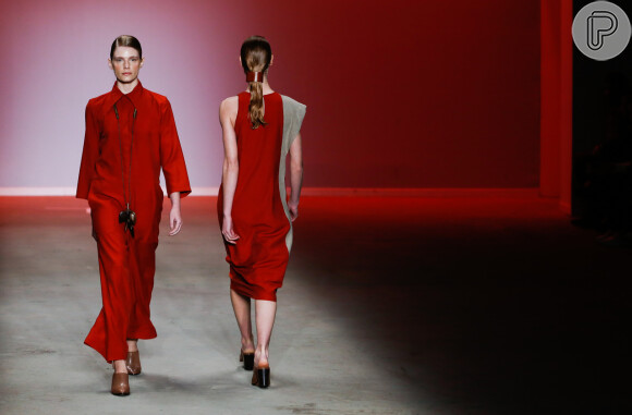 Looks do SPFW que você já pode usar no verão: chemise vermelho em linho de Helena Pontes