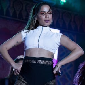 Anitta curte balada com amigos no Estados Unidos, em 2 de novembro de 2018