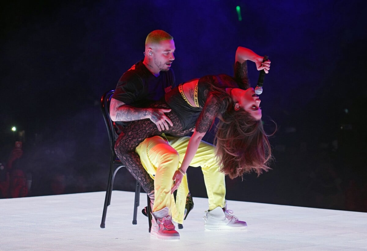 Foto: Anitta rebola no colo de J Balvin em performance sensual - Purepeople