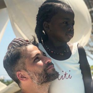 Bruno Gagliasso compartilhou foto da filha, Títi, tietando a rapper MC Soffia em resorte de Fernando de Noronha, nesta sexta-feira, 2 de novembro de 2018: 'Rainhas'
