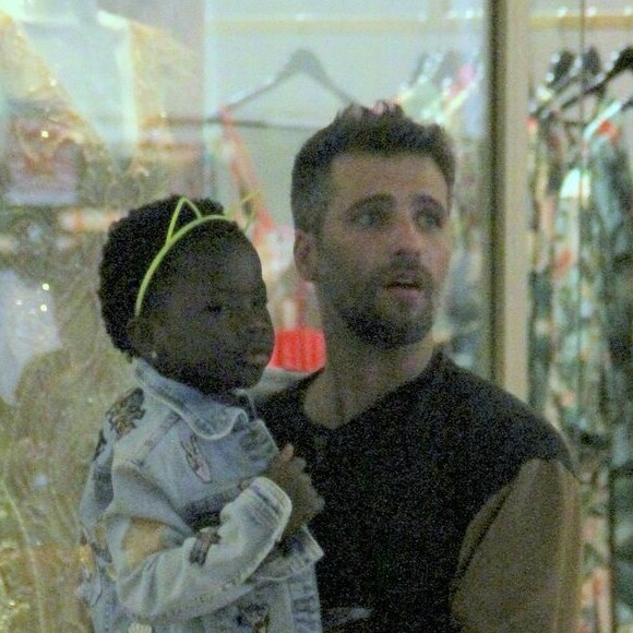 Bruno Gagliasso foi maquiado pela filha, Títi, durante passagem por Fernando de Noronha: 'Pai de menina'