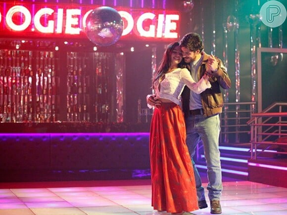 Em clima de romance, Rafael (Marco Pigossi) e Sandra (Isis Valverde) dão seu primeiro beijo em 'Boogie Oogie'