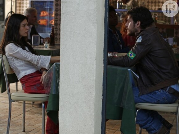 Sandra (Isis Valverde) e Rafael (Marco Pigossi) conversam em um bar, em cena de 'Boogie Oogie'