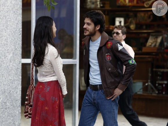 Sandra (Isis Valverde) e Rafael (Marco Pigossi) se encontram na rua por acaso, em 'Boogie oogie'