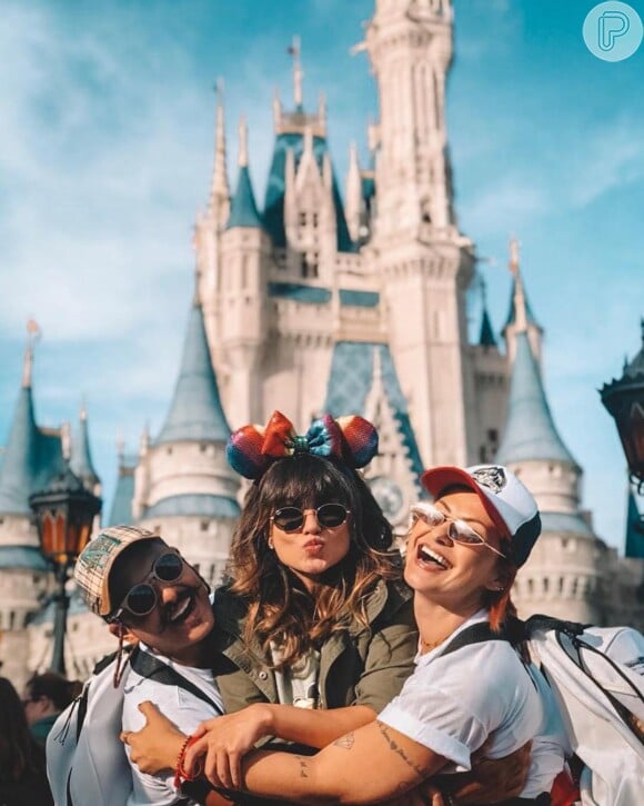 Paula Fernandes foi à Disney com amigos
