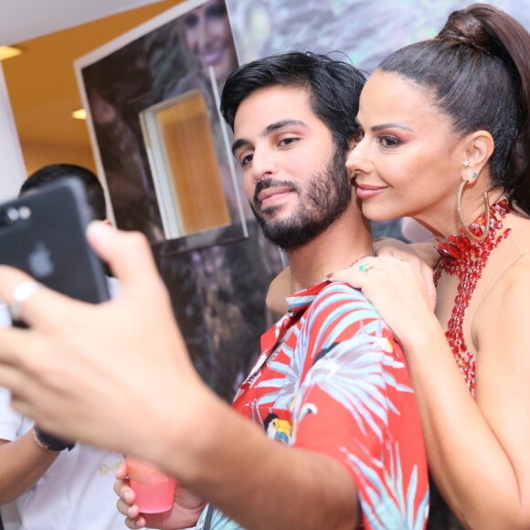 Viviane Araujo posou com fã durante o ensaio do Salgueiro para o carnaval 2019