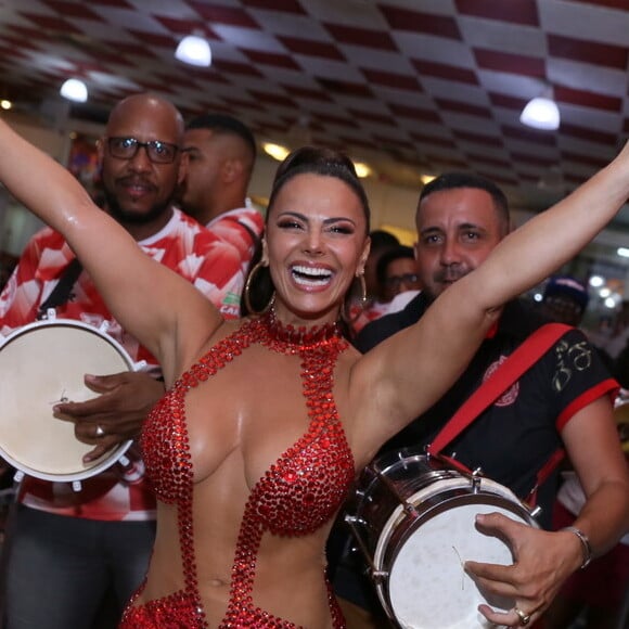 Viviane Araujo apostou em superdecote para curtir ensaio do Salgueiro na noite deste sábado, 3 de novembro de 2018