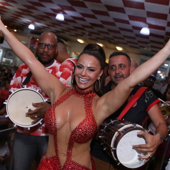 Viviane Araujo usou um superdecote no ensaio do Salgueiro para o carnaval 2019