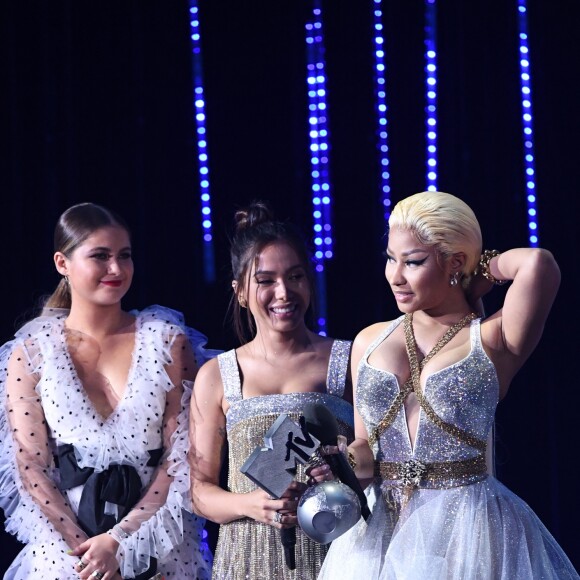 Anitta entrega troféu de Melhor Artista de Hip Hop à Nick Minaj no MTV EMA 2018