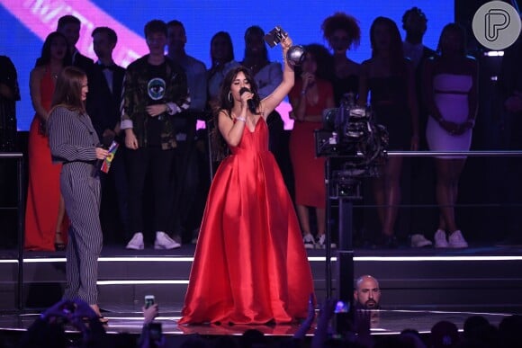 Camila Cabello brinca ao receber prêmio: 'Como dizem os espanhóis, eu estou enlouquecendo, cara'