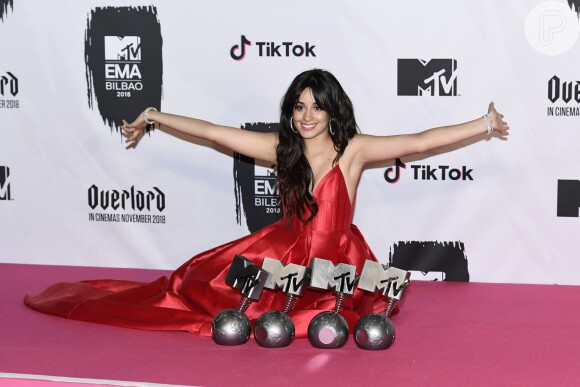Camila Cabello posa com prêmios recebidos no MTV Europe Music Awards 2018