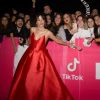Camila Cabello posa com fãs no pink carpet