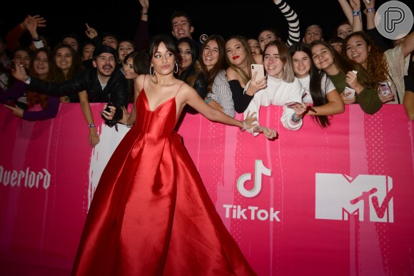 Camila Cabello posa com fãs no pink carpet