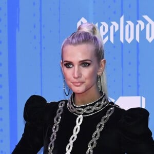 A cantora Ashlee Simpson usou vestido Raisa & Vanessa e sandália Giuseppe Zanotti para ir ao Europe Music Awards 2018