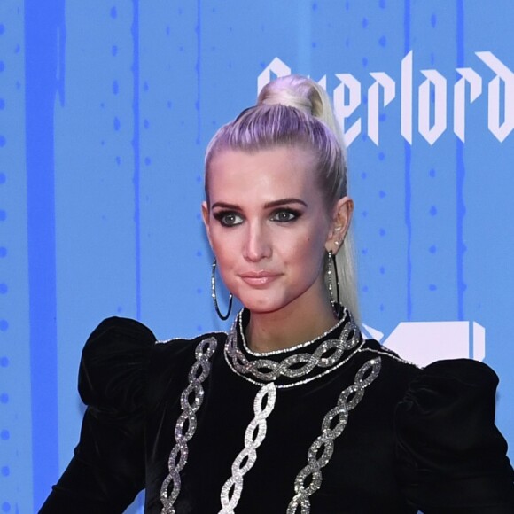 A cantora Ashlee Simpson usou vestido Raisa & Vanessa e sandália Giuseppe Zanotti para ir ao Europe Music Awards 2018