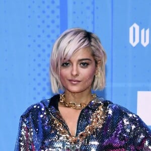 Bebe Rexha apostou em look metálico Moschino x H&M no Europe Music Awards 2018, realizado em Bilbau, na Espanha, neste domingo, 4 de novembro de 2018