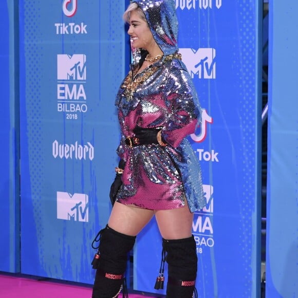 Bebe Rexha modernizou ao surgir com look curto com capuz Europe Music Awards 2018, realizado em Bilbau, na Espanha, neste domingo, 4 de novembro de 2018