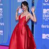 Camila Cabello usou vermelho longo de Alex Perry, Inverno 2018, no Europe Music Awards 2018, realizado em Bilbau, na Espanha, neste domingo, 4 de novembro de 2018