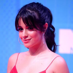 Camila Cabello completou visual com penteado rabo de cavalo alto e apostou em argolas no Europe Music Awards 2018, realizado em Bilbau, na Espanha, neste domingo, 4 de novembro de 2018