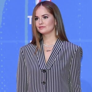 A atriz Debby Ryan usou conjunto listrado Dzojchen, Resort 2016, no Europe Music Awards 2018, realizado em Bilbau, na Espanha, neste domingo, 4 de novembro de 2018