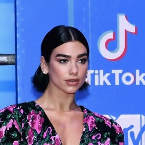 Dua Lipa usou vestido curto com ombreiras da marca Saint Laurent no Europe Music Awards 2018, realizado em Bilbau, na Espanha, neste domingo, 4 de novembro de 2018