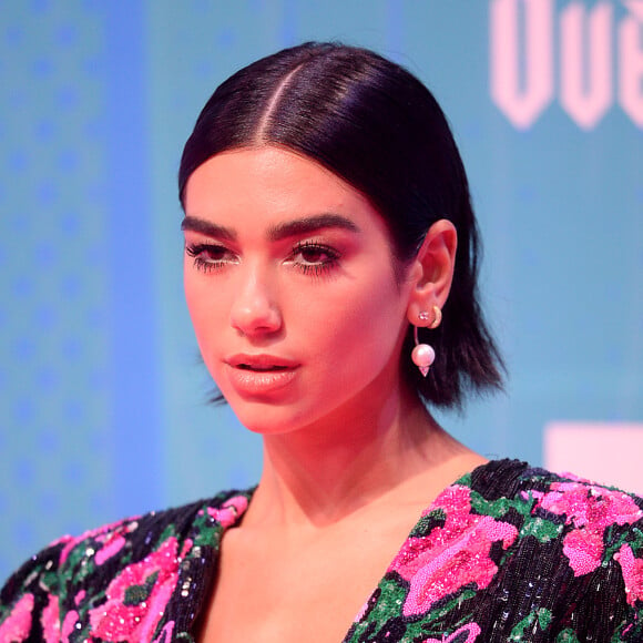 Para o Europe Music Awards 2018, Dua Lipa exibiu seus fios curtinhos com styling polido e aspecto molhado