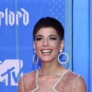 A cantora Halsey usou um longo com detalhes em transparência da grife Raisa & Vanessa no Europe Music Awards 2018, realizado em Bilbau, na Espanha, neste domingo, 4 de novembro de 2018