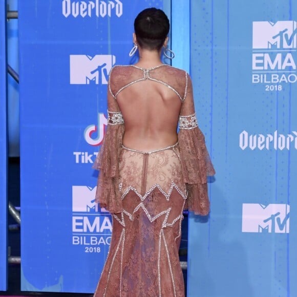 Look da cantora Halsey possui detalhe profundo nas costas