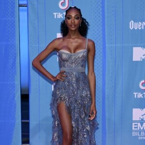 A modelo Jourdan Dunn usou longo com fenda poderosa do designer norueguês Aadnevik no Europe Music Awards 2018, realizado em Bilbau, na Espanha, neste domingo, 4 de novembro de 2018