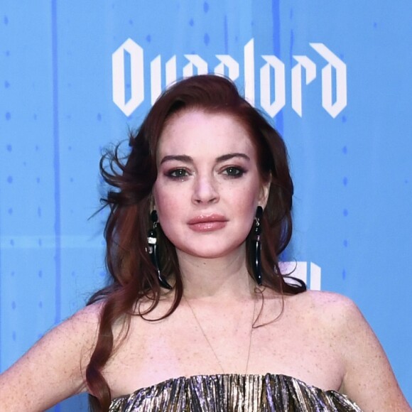 Lindsay Lohan usou vestido tomara que caia com babados, da grife Saint Laurent, no Europe Music Awards 2018, realizado em Bilbau, na Espanha, neste domingo, 4 de novembro de 2018