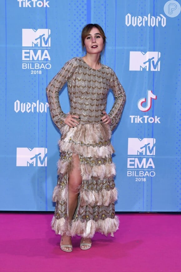 A atriz Nadia de Santiago usou vestido com saia bordada com plumas by Teresa Helbig no Europe Music Awards 2018