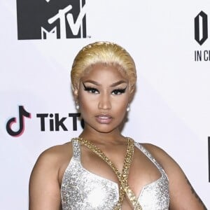 Nicki Minaj usou look com leve transparência Versace para ir ao Europe Music Awards 2018, realizado em Bilbau, na Espanha, neste domingo, 4 de novembro de 2018