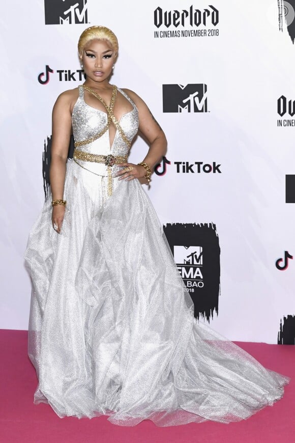 Nicki Minaj usou look com leve transparência Versace para ir ao Europe Music Awards 2018, realizado em Bilbau, na Espanha, neste domingo, 4 de novembro de 2018