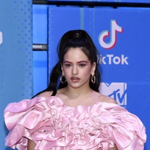 A cantora Rosalia usou conjunto da fashion desginer Maria Escote no Europe Music Awards 2018, realizado em Bilbau, na Espanha, neste domingo, 4 de novembro de 2018