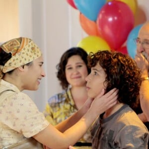 O professor Marcelo (Murilo Cezar) chega com a mãe de João (Igor Jansen) no aniversário de Poliana (Sophia Valverde), na novela 'As Aventuras de Poliana'