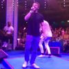 Chay Suede canta com Thiaguinho no palco do show 'Tardezinha'