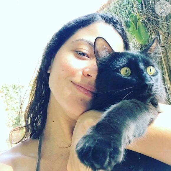 Carol Castro postou um momento fofo com o seu gato de estimação, mas chamou atenção por dispensar a maquiagem