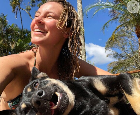 Paolla Oliveira exibiu rosto sem make e cabelo molhado em uma foto fofa com seu cachorro de estimação