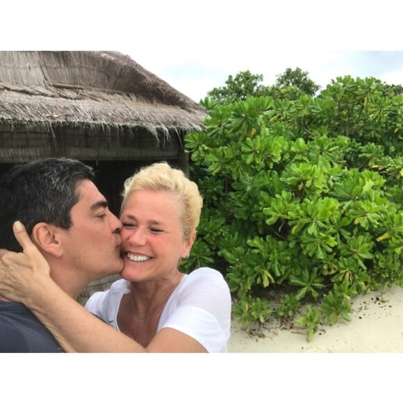 Xuxa Meneghel exibiu o rosto sem maquiagem em viagem às Maldivas com o namorado, Junno Andrade