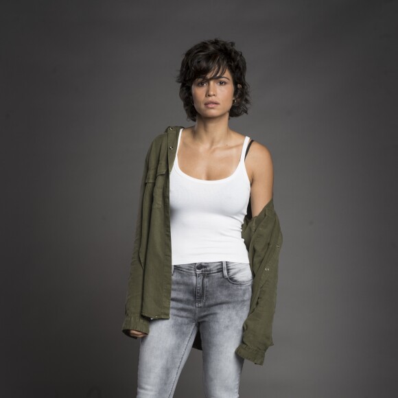 Em 'Segundo Sol', Maura (Nanda Costa) vive um trisal com Selma (Carol Fanzu) e Ionan (Armando Babaioff)